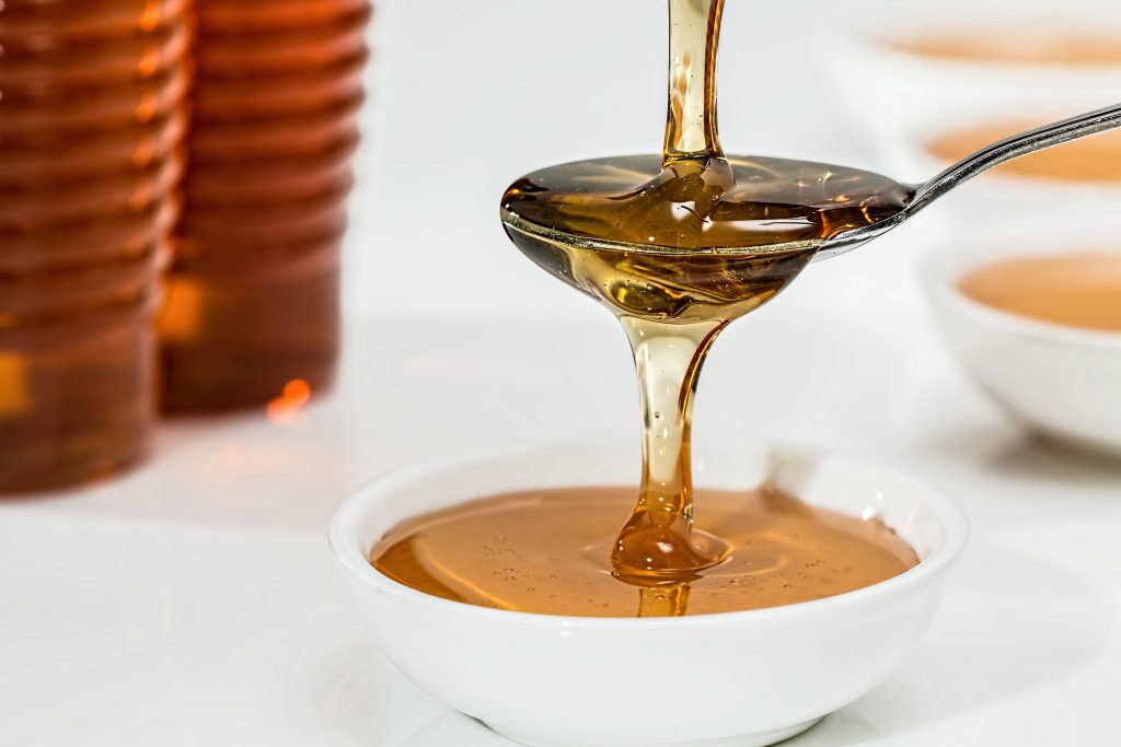 honey-pouring-spoon-33260