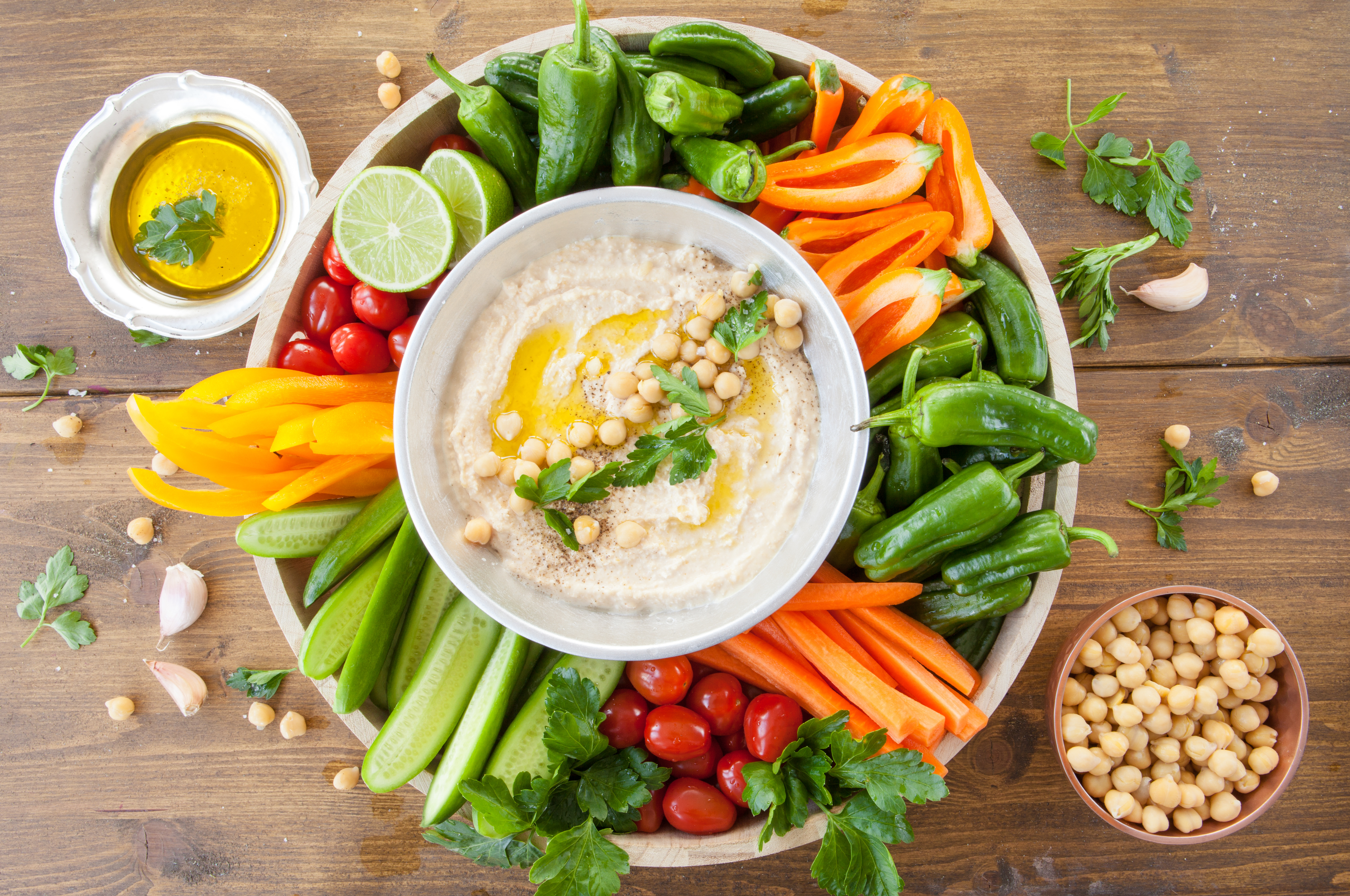 Homemade,Hummus,With,Olive,Oil,And,Fresh,Vegetables